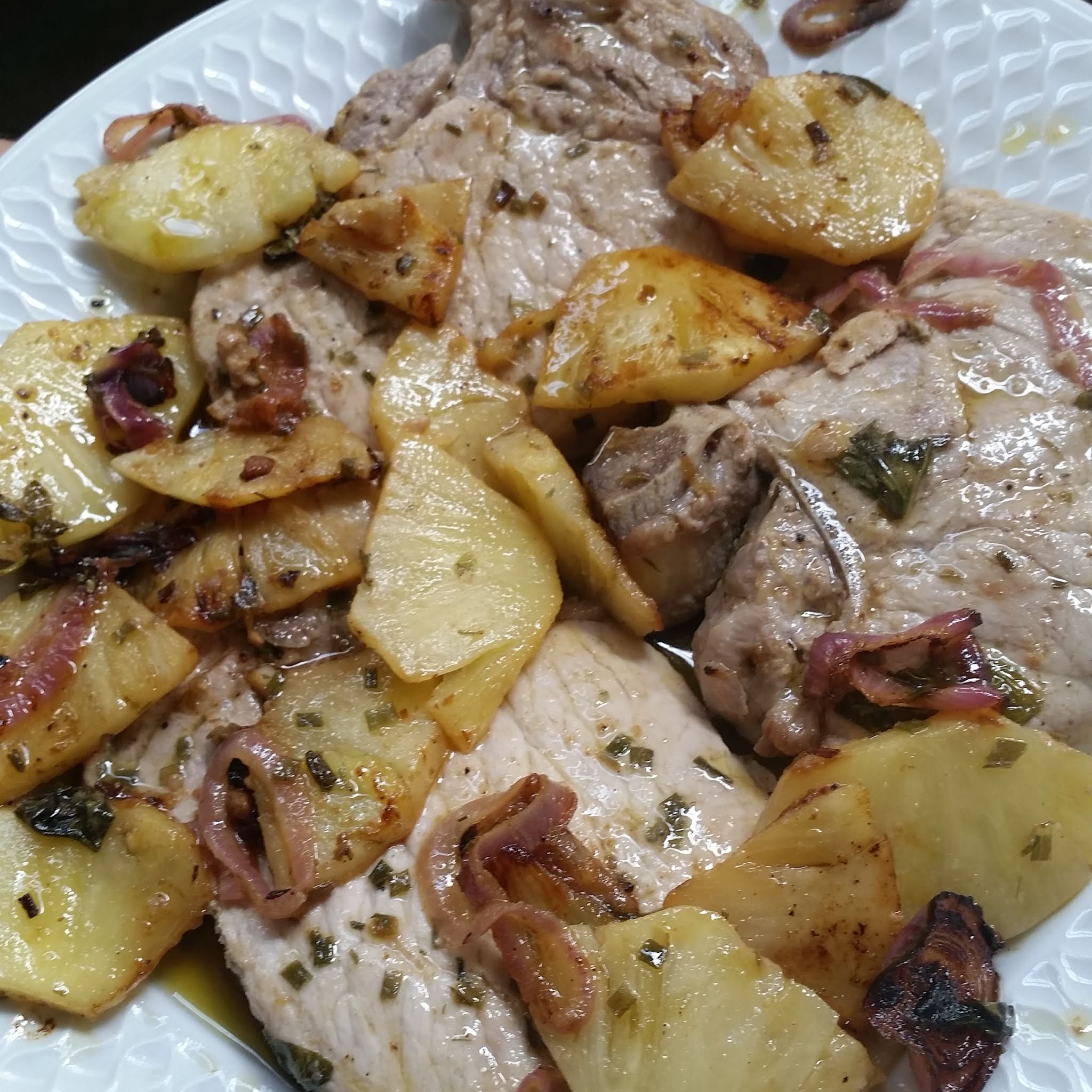 braciole di maiale con ananas e cipolla rossa